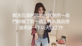 风骚人妻被多人干翻，嘴里吃着下面操着，无套真勇士！