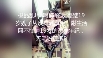 眼镜哥约操兼职学生嫩妹让妹先足交一下,吸吮口交活很棒,翘起屁股对着镜头后入快速深插