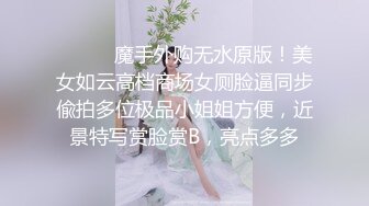  剧情演绎要命的嫂子楼道里勾引要饭的傻子，揉奶玩逼交大鸡巴，让傻子舔逼揉奶爆草