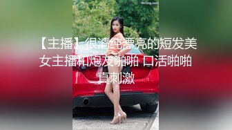  俊男靓女激情3P玩弄风骚小母狗，渣男接了杯尿给骚逼喝真淫荡，一起鸳鸯浴