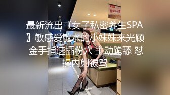 一手抓不过来的大奶子少妇跟小哥激情啪啪，让大哥后入爆草抽插无套玩弄，淫声荡语不断，露脸给大哥舔弄鸡巴