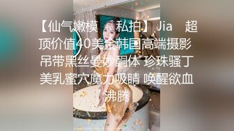    02年却非常淫荡小骚货 先来一段脱衣舞   开档黑丝振动棒猛插 奶子上滴蜡花样多 表情淫荡很想要