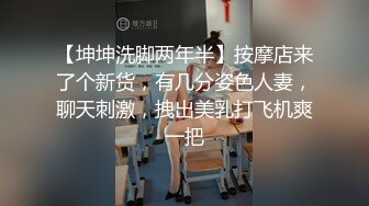 母子户外车震乱伦：孝子狂操风骚母亲