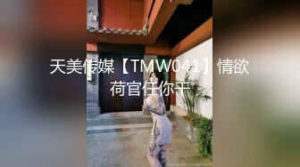 新来的人妻母狗露脸激情4P伺候三个大哥，堪比AV现场直播两个大哥草嘴一个大哥草下面，淫乱刺激嘴里尿尿喝