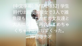 带老婆和小孩在老家田间悠逛 兴趣来潮让老婆露出一番 脱下内裤没想到湿透了 真是夫妻心有灵犀