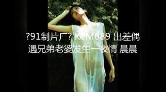 中学陪伴一起过来的女友【卉卉】，身材娇小胸却挺挺，吃鸡巴被男友伸进内衣扣穴，娇涩的青春呻吟！