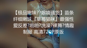 新婚露脸被小哥压在身下爆草，婚房内口交大鸡巴好硬