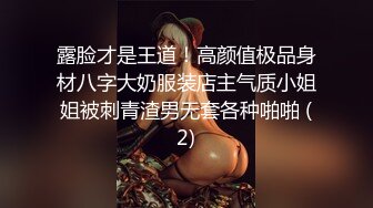 女友浴室洗骚逼，男友跑过来蹲着舔逼，搞的好想要，坐在马桶上玩震动棒，小舌头舔JB，口活很棒