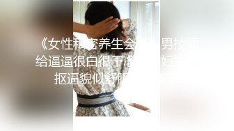 【新片速遞】 厕拍篮球场坐着等闺蜜的妹子,小阴唇上吊着一小坨肉球球