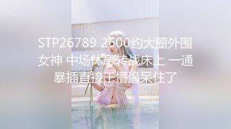 两个黄毛美少女，交换着轮着干 搞3P真是爽上天了