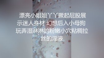 门缝偷窥合租的美女洗澡这身材还是相当的不错