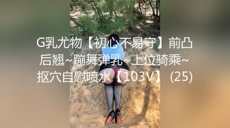 【新片速遞】  办公楼尾随红长发黑打底眼镜美妇❤️被磨得无毛馒头穴外张着馋人