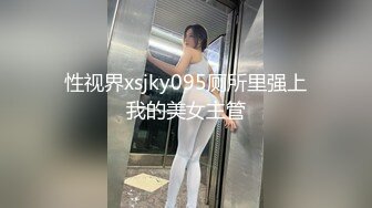 童颜巨乳新来的极品妹子全程露脸精彩户外直播，漏着骚奶子大黑牛插进去自慰逼逼好骚，自己舔奶头舔淫水好骚