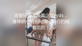 女友 KTV自慰不够刺激 突发奇想 往小穴喂果冻 男友来帮忙 jj梆硬 想捅进去