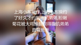 澡堂子偷拍害羞躲在角落泡澡的美女+闷闷不乐的小美女洗屁屁