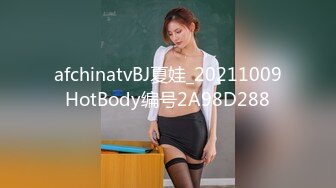 颜值小妹大战纹身小哥，全程露脸温柔的舔弄大鸡巴，让小哥后入压在身下爆草，浪叫呻吟表情好骚精彩又刺激