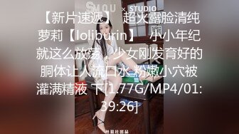 战斗民族俄罗斯的时尚艳妆绝色美女双腿劈开粗大假阳具深深插进屁眼里高难度啪啪刺激诱人