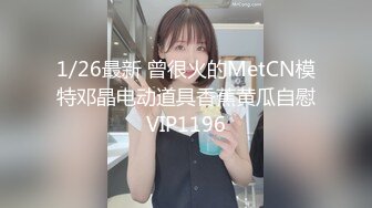  高颜值皮肤白皙嫩妹吊带上面吊起来架着操 真能玩花样 白虎萝莉美穴 极品馒头B