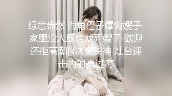 三个女人和两个男人进行了一场激情四射的现场表演