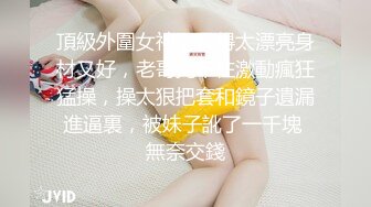 露脸大胸美女舔完鸡巴就挨操，颜值颇高，叫声诱人