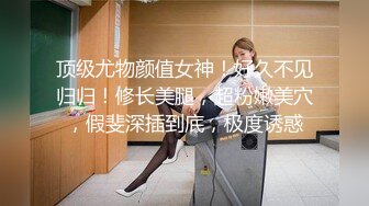 赤身裸体给儿子洗澡的宝妈,儿子好奇的一会捏下妈妈奶头,一会抓下妈妈奶子，还好奇盯着妈妈下面的毛毛看