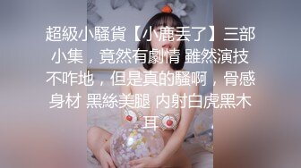 高颜值鸭舌帽妹子道具香蕉振动棒自慰，开裆黑丝手指扣入出水振动棒抽插呻吟!