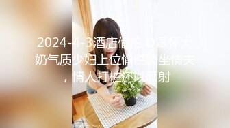 妹子脱光衣服,在街道上来回走,还好没有人不然被看光