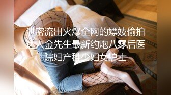 在工作时不经意露出了大吊,搞得小骚货控制不住跪舔起来