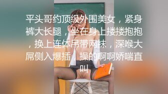 【新片速遞 】 熟女妈妈 宝贝 舒服吗 嗯 这是什么呀 不知道 阿姨在家被小伙摸大肥逼 爽的不停扭动身体 