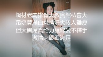 【新片速遞】  漂亮小少妇 逼逼洗干净 你的豆豆咋这么长我看看跟别人不一样 身材苗条操逼前跟儿子视频通话 被无套输出内射 