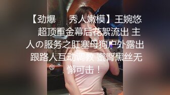  猥琐男无套啪啪大战卷发巨乳36D美少妇黑丝长腿，巨乳奶子香软可 龟头摩擦阴道花样玩穴