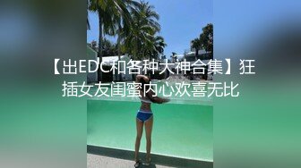 牛仔短裤大奶妹，掰穴手指扣逼特写口交，翘起屁股后入大屁股猛烈撞击