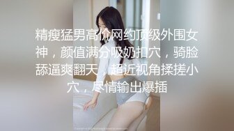 家庭摄像头偷窥，颜值还不错的良妻，大厅和女儿看电视，原来女人是这样穿奶罩的！