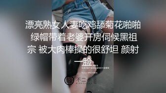 8月最新流出顶级手持厕拍服装商场二楼女厕前后俯视多角度偷拍同伙在商场楼梯拍脸