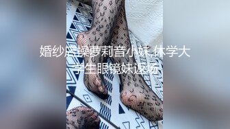 美巨乳丝模被色魔摄影师忽悠穿上各种丝袜玩B