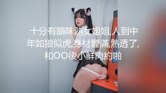 Celine红色性感内衣的女教师乞求着被男人插入她