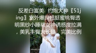 露脸小骚货吃糖果发情，直接握住鸡吧含在嘴里