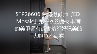 饥渴美少妇，露奶白色衣服，手指掰穴私处粉红色不停的揉搓阴蒂