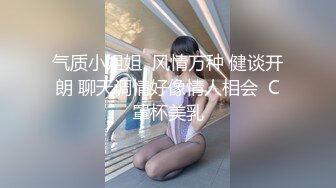 溜进商场女厕偷拍两个小美女被发现了赶紧跑