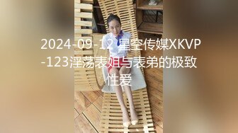 妖娆美少妇欧美风格跪着吃双屌，前后齐夹击，一顿后入猛如虎