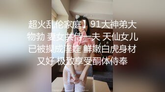 【福利】雄穴中出 黝黑大胸壮男 白色紧身小三角泳裤 好身材一览无遗(上) 