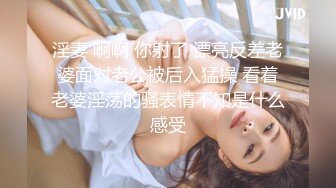 黑框眼镜高颜值女神,气质无敌,穿着吊带看起来有点贫乳,脱完奶竟这麽大