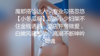 寂寞大妈穿着背心自己玩小穴