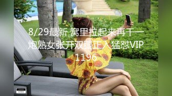 偷窥家庭一家三口，妈妈洗完澡披着浴巾出来，父子俩集中精神玩电脑，妈妈挺开放啊，当着面擦干奶子淫穴，胸罩都不穿！