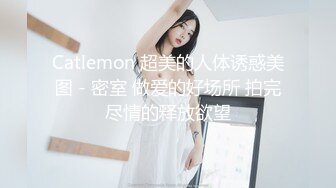 刺激绿帽老公抱着老婆，老婆被单男操。