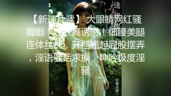  熟女阿姨偷情老外 又舔又亲 被无套输出 完事还送阿姨一条裙子 非常开心