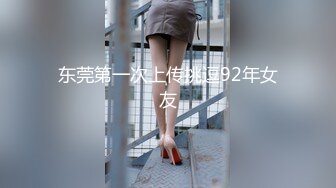 姐姐骑电动车带着妹妹