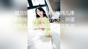  颜值不错的风骚女模特，大辫子漏出骚奶子诱惑狼友跟两位大哥激情3P，让小哥吃奶玩逼轮流爆草抽插