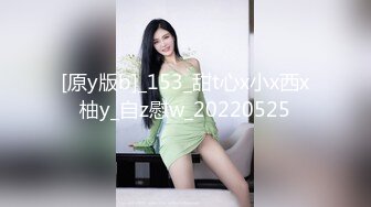   网红脸妹子，白皙大奶红唇，被猥琐头套男推到操逼，女上位无套啪啪暴力打桩花样操逼