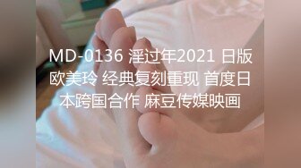 守候在公园厕所，还真等来了一位萌萌哒美女，听到脱下内裤声音，干净偷溜进去在门外拍嘘嘘 没白等！